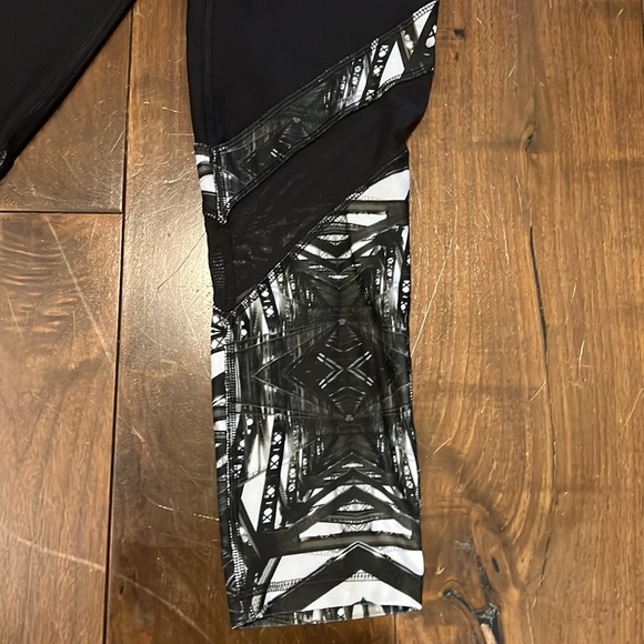 Steve Madden Cropped Leggings - Picture 2 of 5